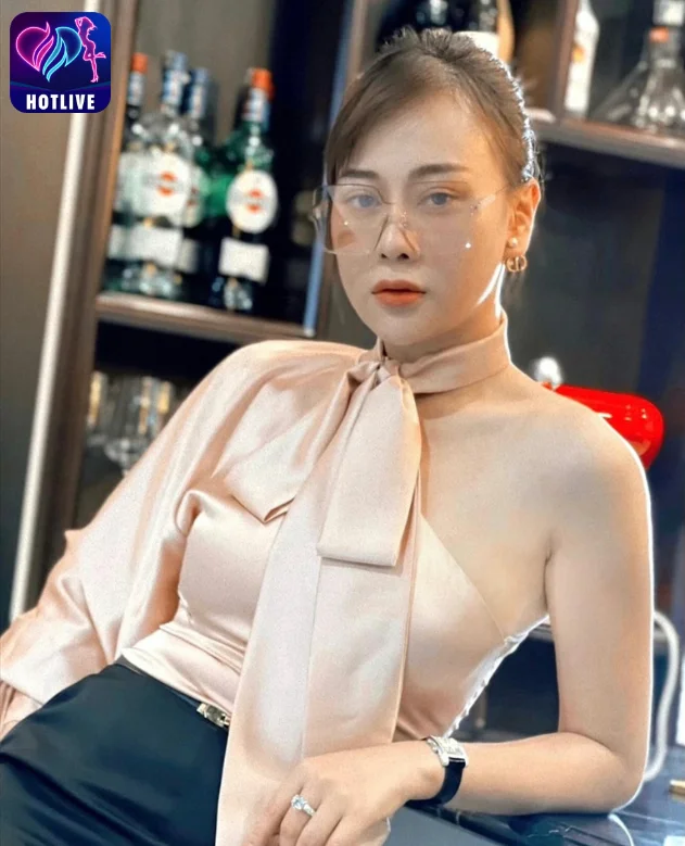 Tiểu sử và Sự Nghiệp của Nữ Diễn Viên Phương Oanh. Phuong Oanh's "flavor of love" and sexy look are very different from the movie2023 8 - Hotlive Phương Oanh-hotlive