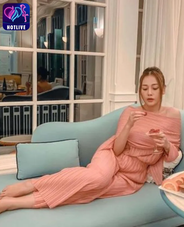 Tiểu sử và Sự Nghiệp của Nữ Diễn Viên Phương Oanh. Phuong Oanh's "flavor of love" and sexy look are very different from the movie2023 13 - Hotlive Phương Oanh-hotlive