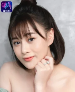 Read more about the article Tiểu sử và Sự Nghiệp của Nữ Diễn Viên Phương Oanh. Phuong Oanh’s “flavor of love” and sexy look are very different from the movie2023