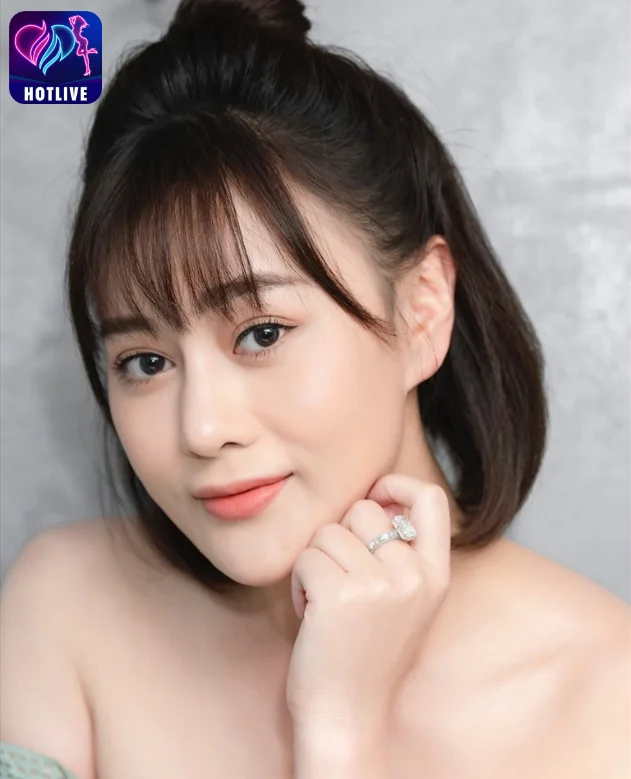Read more about the article Tiểu sử và Sự Nghiệp của Nữ Diễn Viên Phương Oanh. Phuong Oanh’s “flavor of love” and sexy look are very different from the movie2023