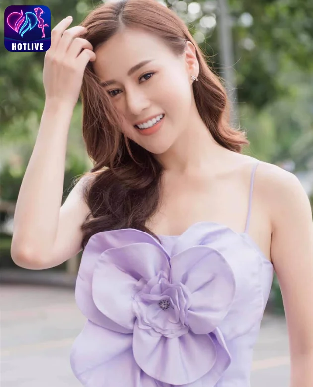 Tiểu sử và Sự Nghiệp của Nữ Diễn Viên Phương Oanh. Phuong Oanh's "flavor of love" and sexy look are very different from the movie2023 17 - Hotlive Phương Oanh-hotlive