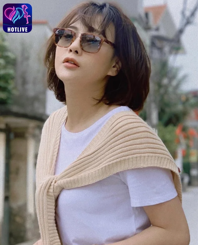 Tiểu sử và Sự Nghiệp của Nữ Diễn Viên Phương Oanh. Phuong Oanh's "flavor of love" and sexy look are very different from the movie2023 19 - Hotlive Phương Oanh-hotlive